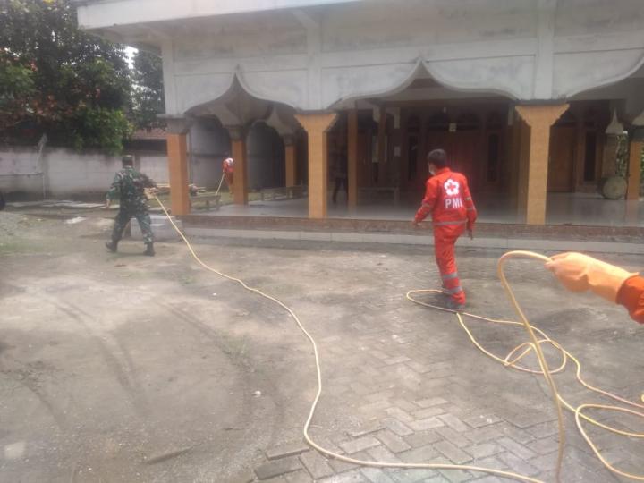 Satgas TMMD Bantu Penyemprotan Disinfektan Petugas PMI Bojonegoro